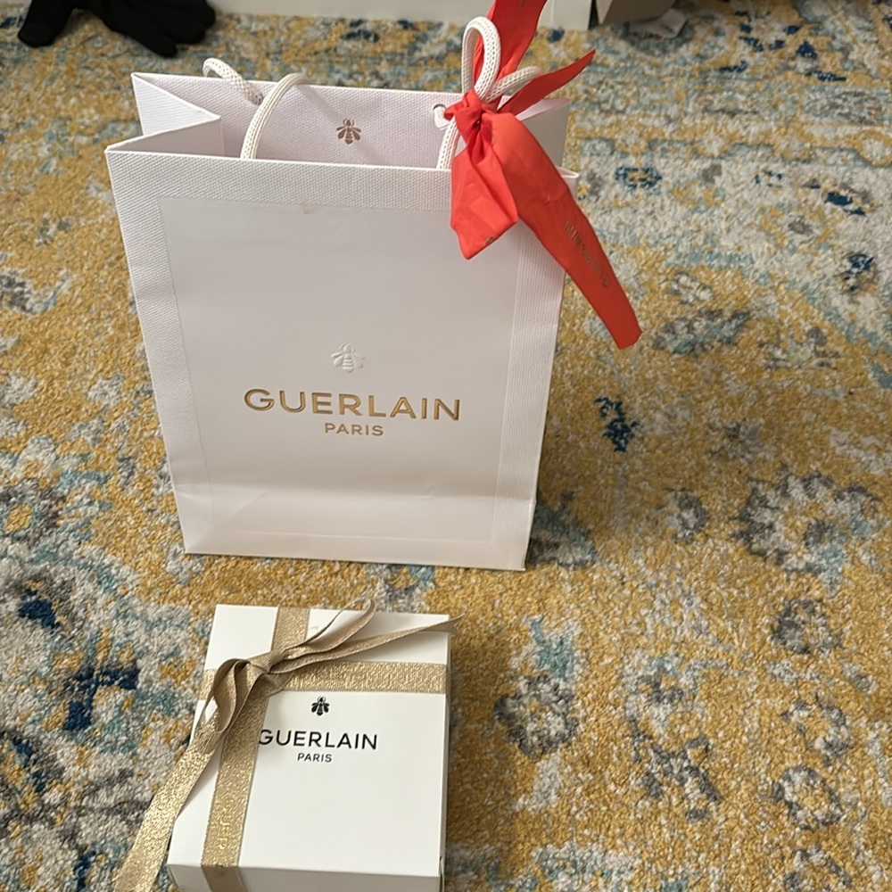 Guerlain Gift Set - Picture 3 of 9